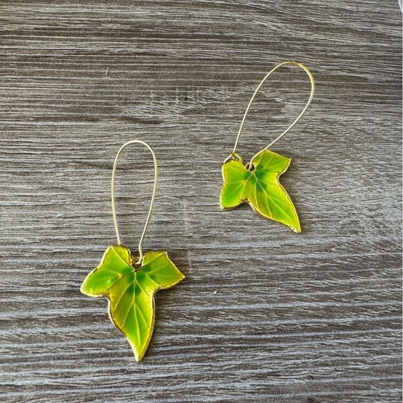 Green Leaf Earrings A1272 - Picture 2 of 3
